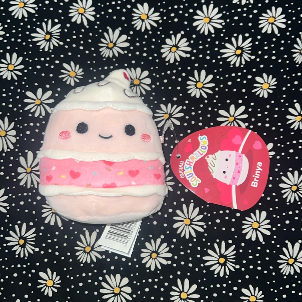 Squishmallows 4” Valentine’s Day Blind Capsul Plush Toy Brinya Vanilla Cake